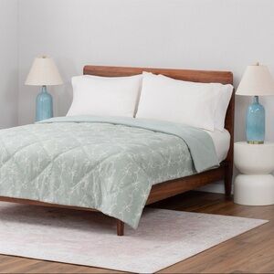 Berkshire Down Alternative Filled Blanket Twin Green Reversible 66”X 96”